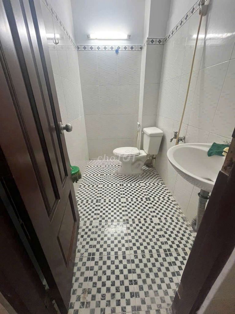 Modern 2-Bedroom Townhouse Near Market