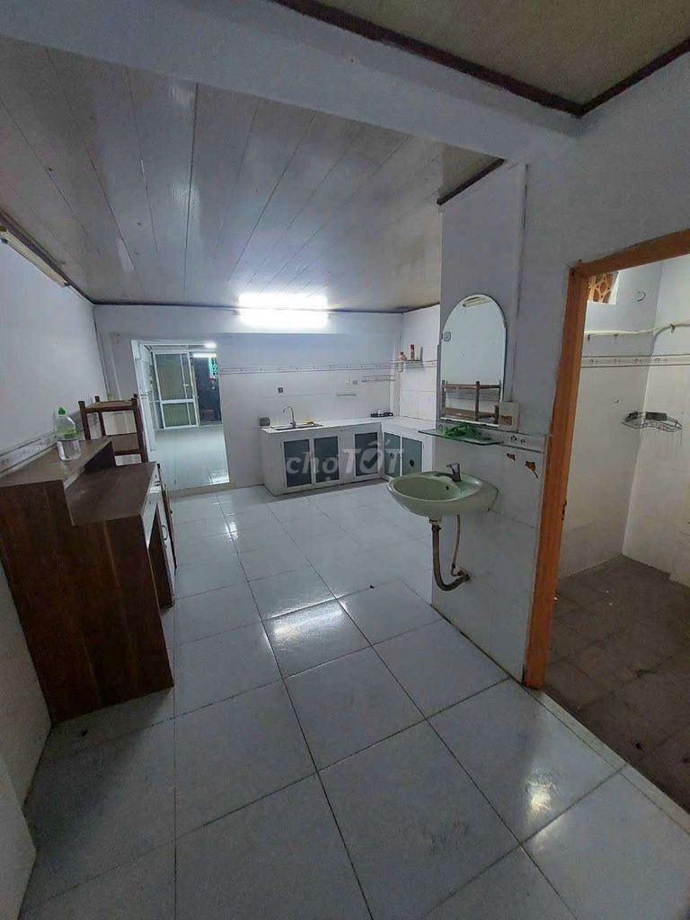 Spacious Ground Floor Room Near Shops
