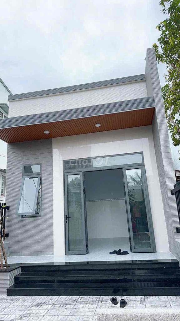 Modern 2-Bedroom House Near Market