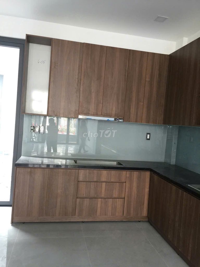 3BR Commercial House with Furnished Kitchen and AC