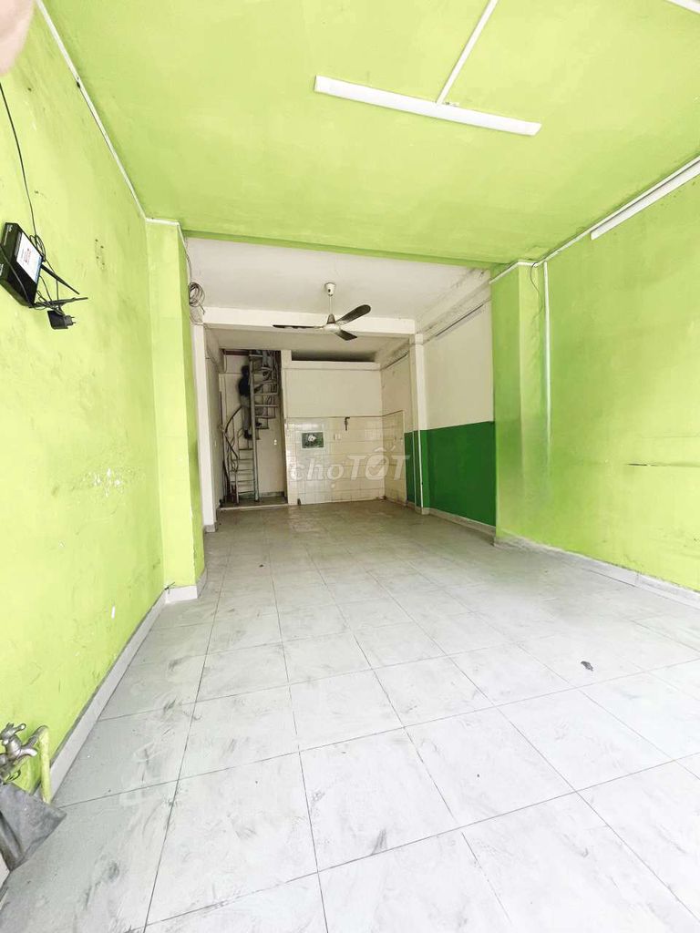 3-Story Commercial Space with Two Bedrooms