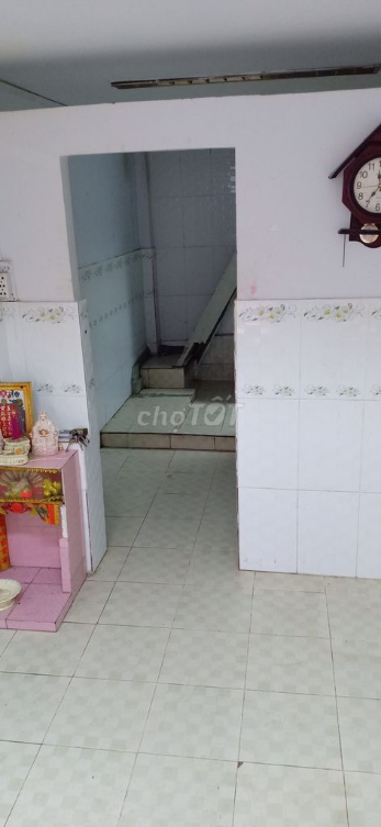 Property near Market and School, Convenient Location