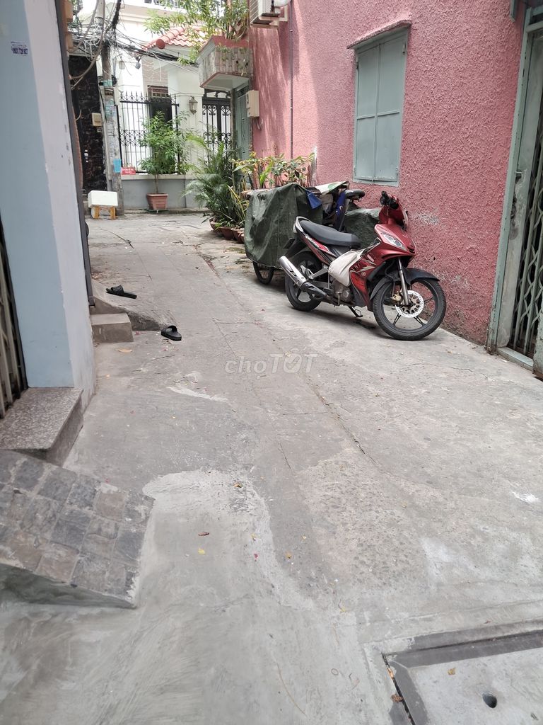 3-Story Townhouse with 3 Rooms in Alley