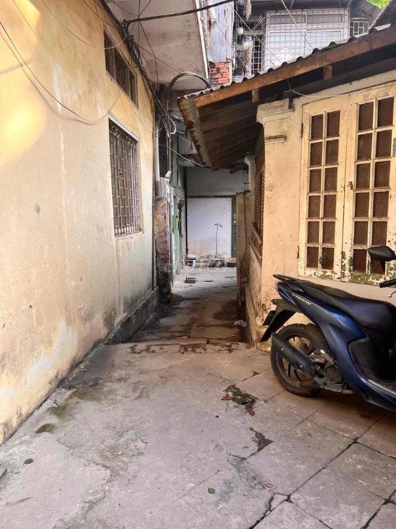 Ground Floor Rental in Narrow Alley Near Tran Thanh Tong Street