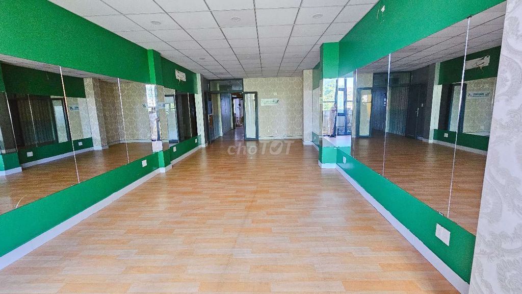 Large Commercial Space with Elevator in District 8