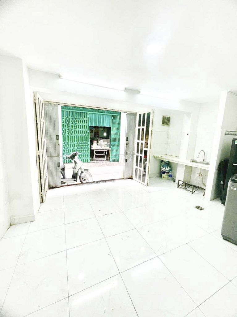 Modern 2BR Townhouse with Balcony in District 3