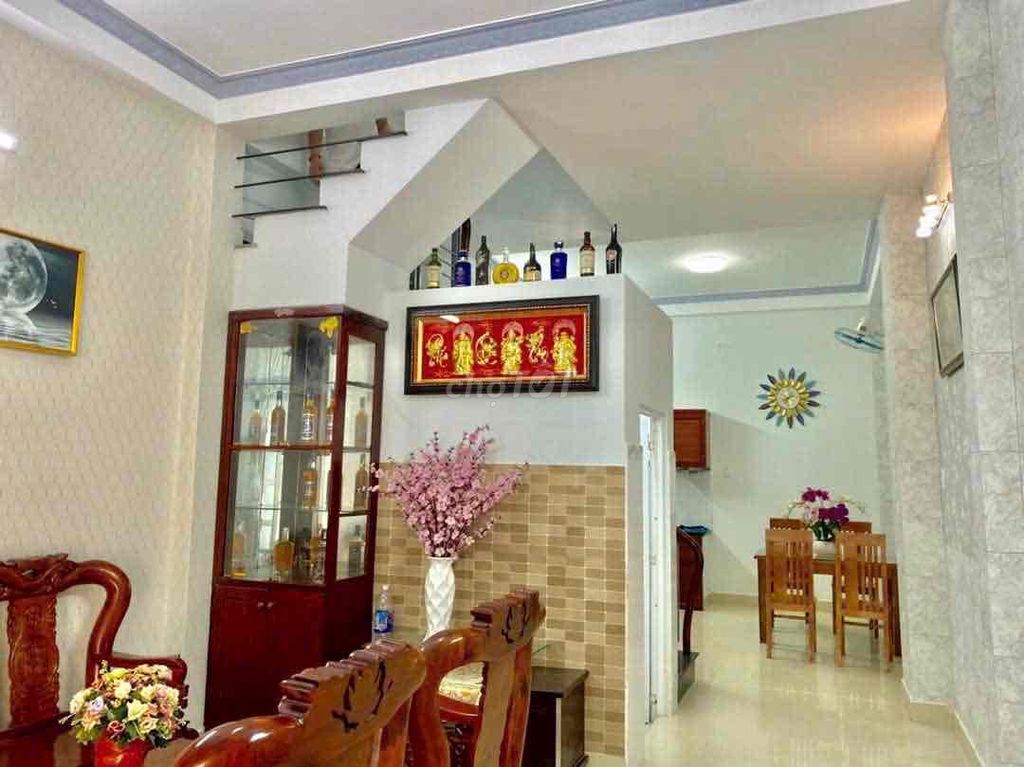 Modern 3-Bedroom Townhouse Near Market