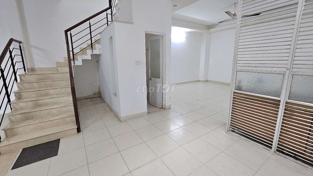 Spacious 2-Bedroom Townhouse Near District 8 Terminal