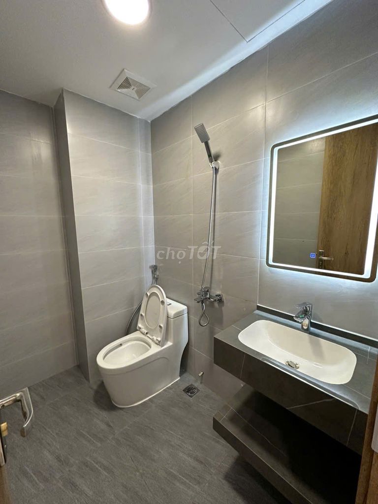 Modern Studio with Balcony and Full Amenities