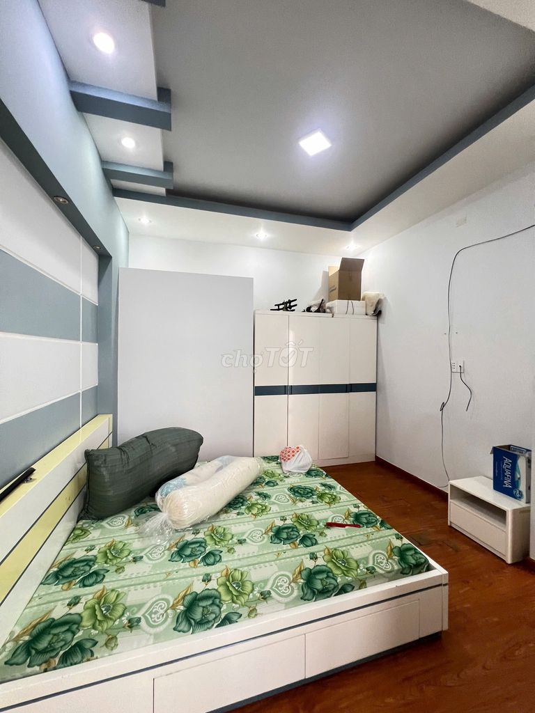 Modern 5-Bedroom Townhouse Near Airport