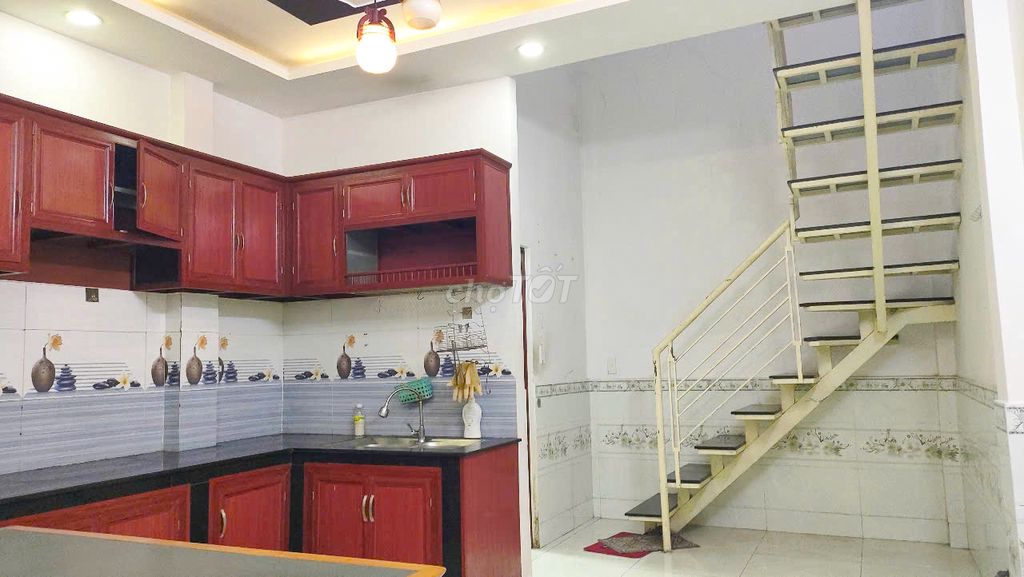 Modern Two-Bedroom Townhouse Near Market and Schools