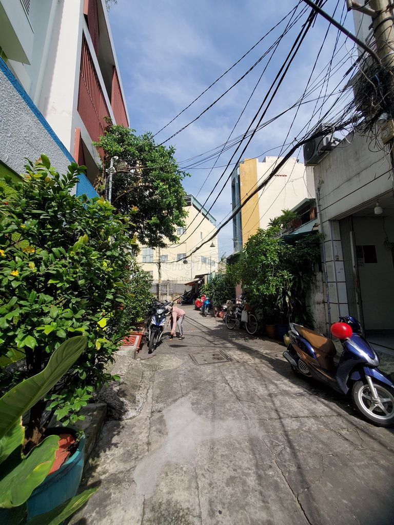 Spacious House in Tan Binh with Car Access