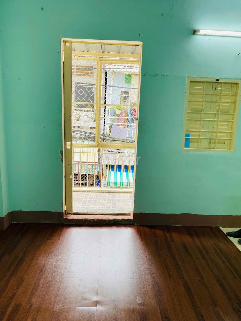 Spacious District 4 Apartment Near Markets and Schools