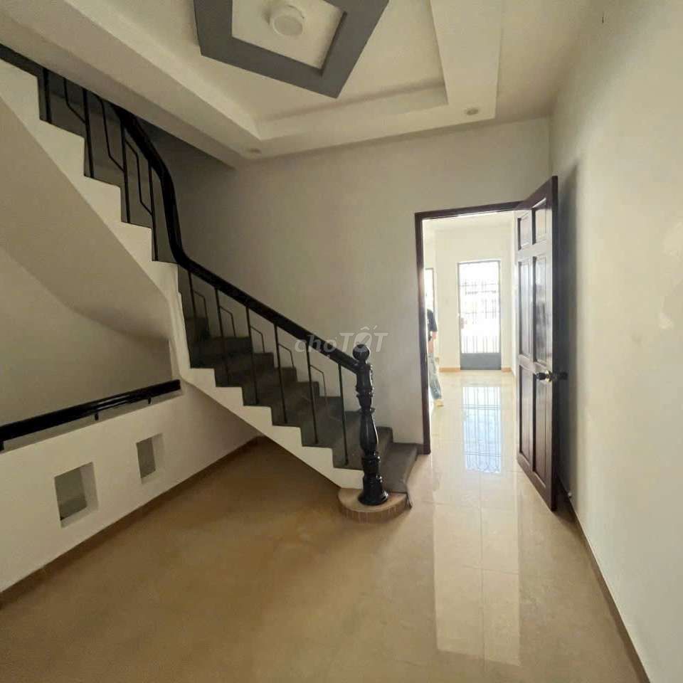 Modern 6BR Townhouse Near Dam Sen Park