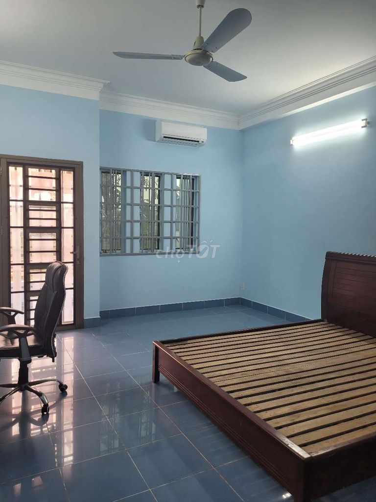 Modern 5-Bedroom Townhouse with Office Space
