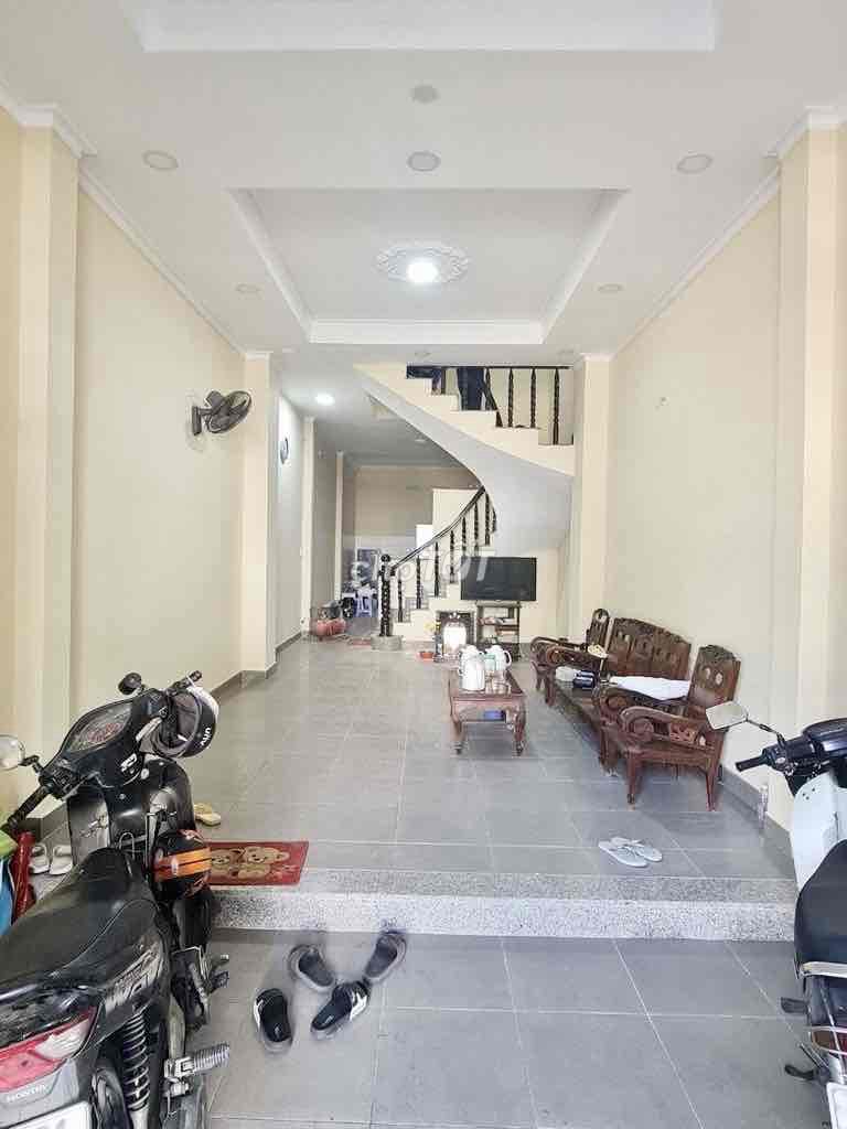 Large 4-Story House with 7 Bedrooms Near Parcmall