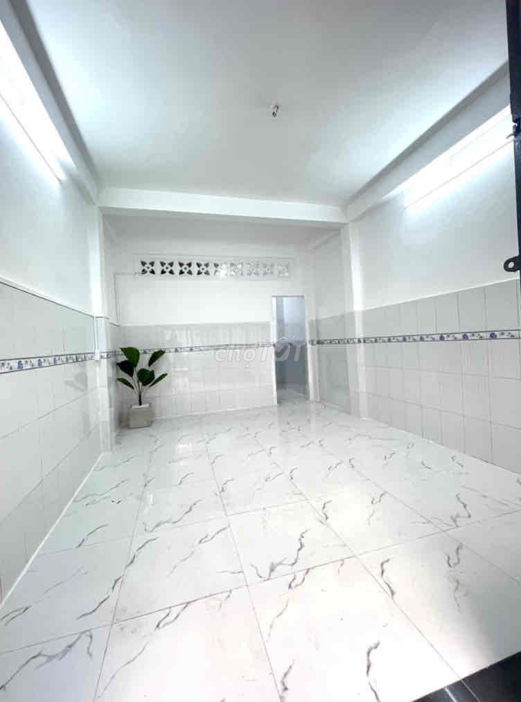 Modern 2-Bedroom House with Balcony in District 3
