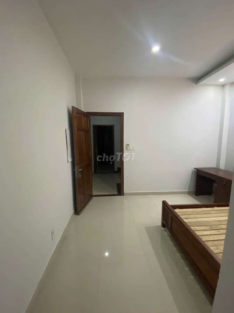 Spacious 4-Bedroom House Near Shopping Center