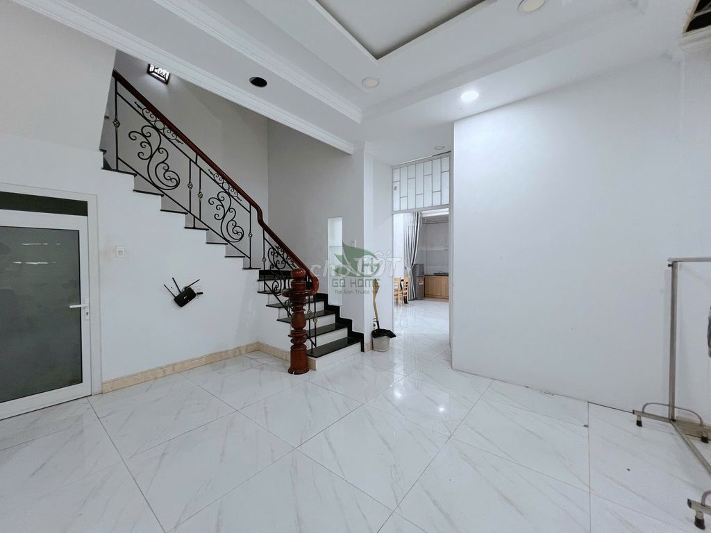 4-Story Commercial Building with 6 Bedrooms