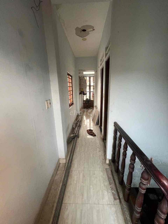 Spacious Property with Multiple Rooms and Convenient Location