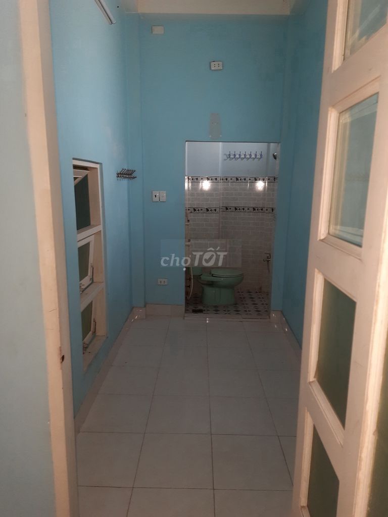 Spacious 5-Bedroom Townhouse with Business Potential