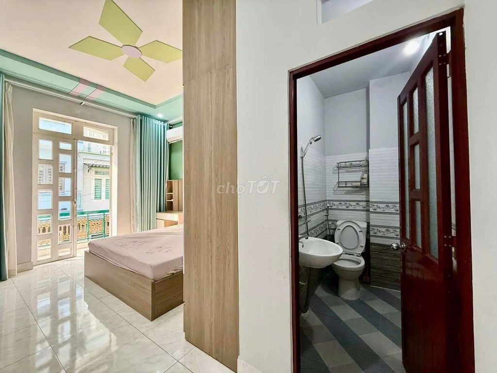 Modern Furnished 4-Bedroom Townhouse with Parking