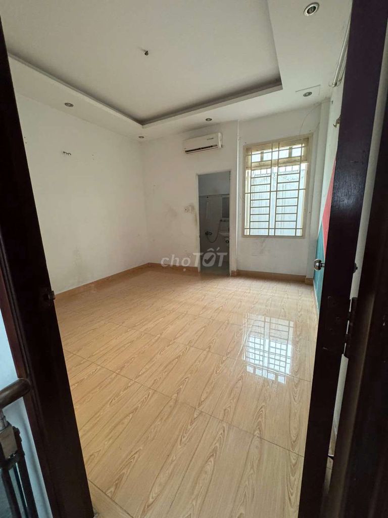 Modern 3-Bedroom Townhouse Near Transport College