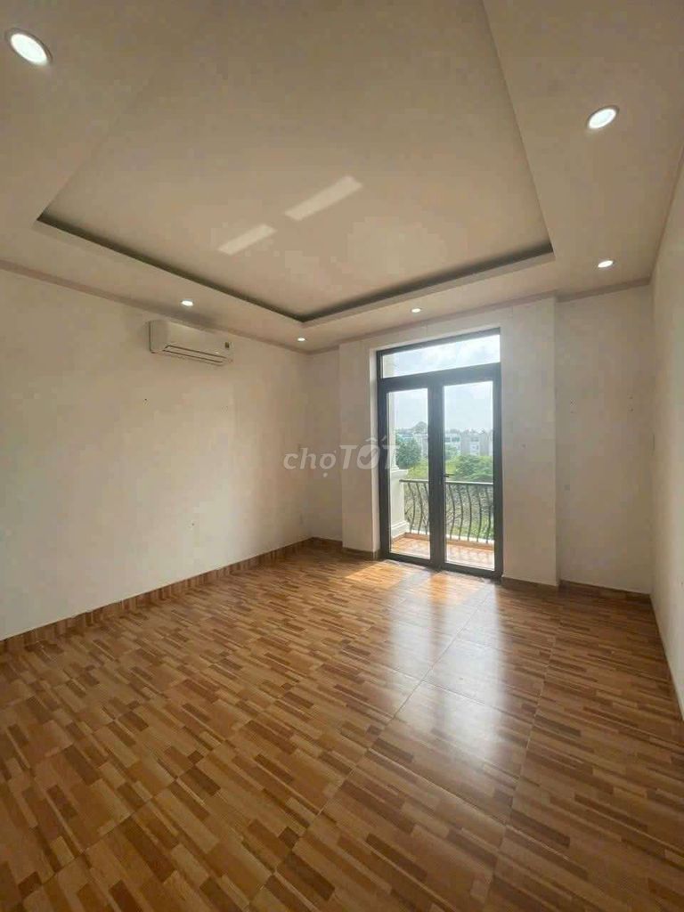 Modern 4-Bedroom Townhouse with Air Conditioning