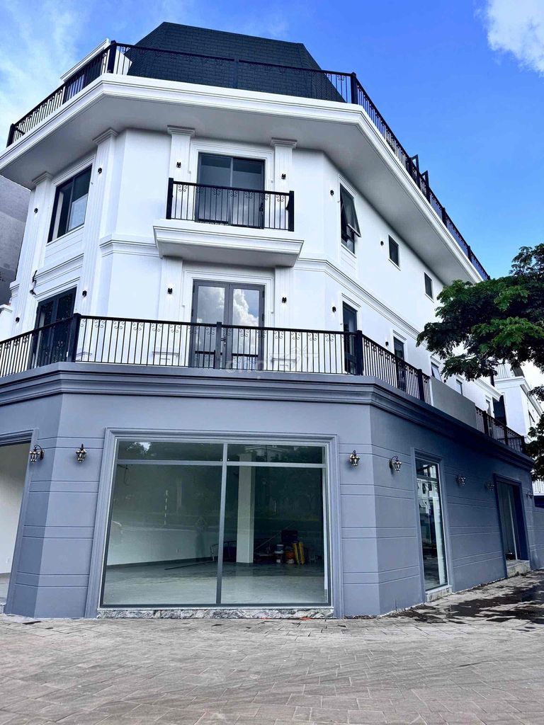 Modern 4-Floor Commercial Building with Elevator