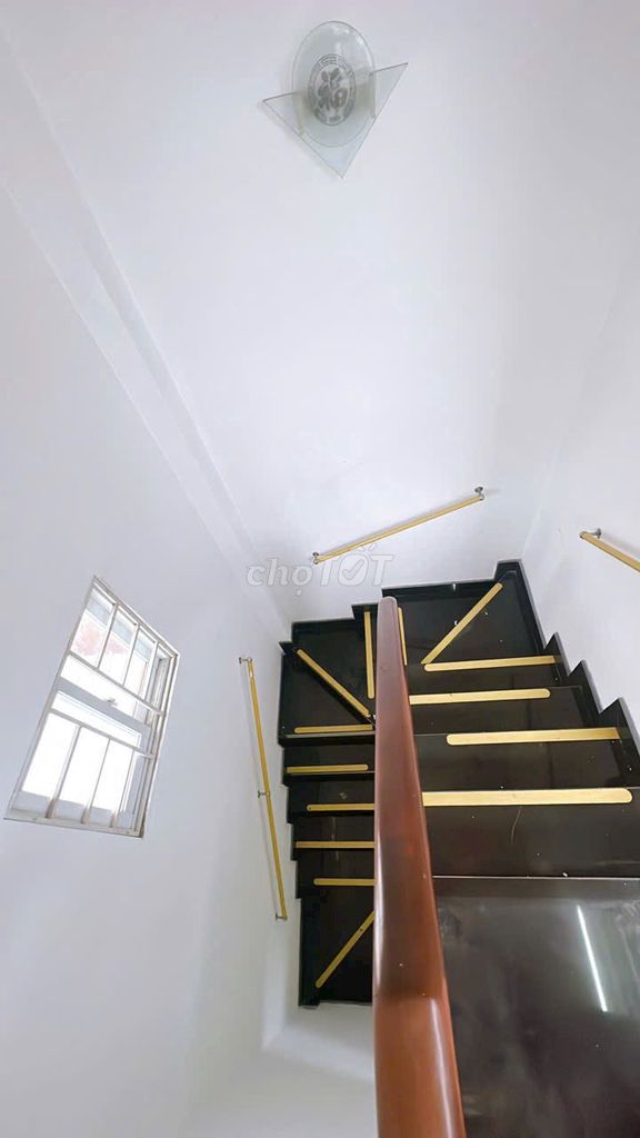 Modern 2-Floor Townhouse Near Food Street