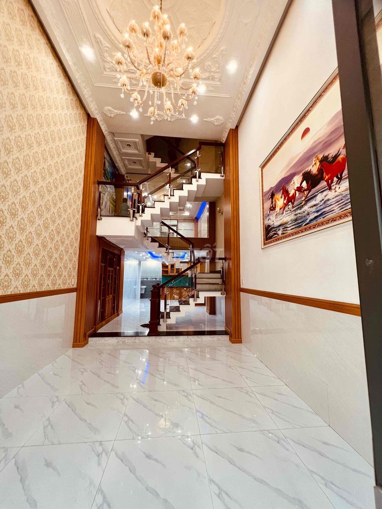 Spacious 5-Bedroom Townhouse with Modern Interior