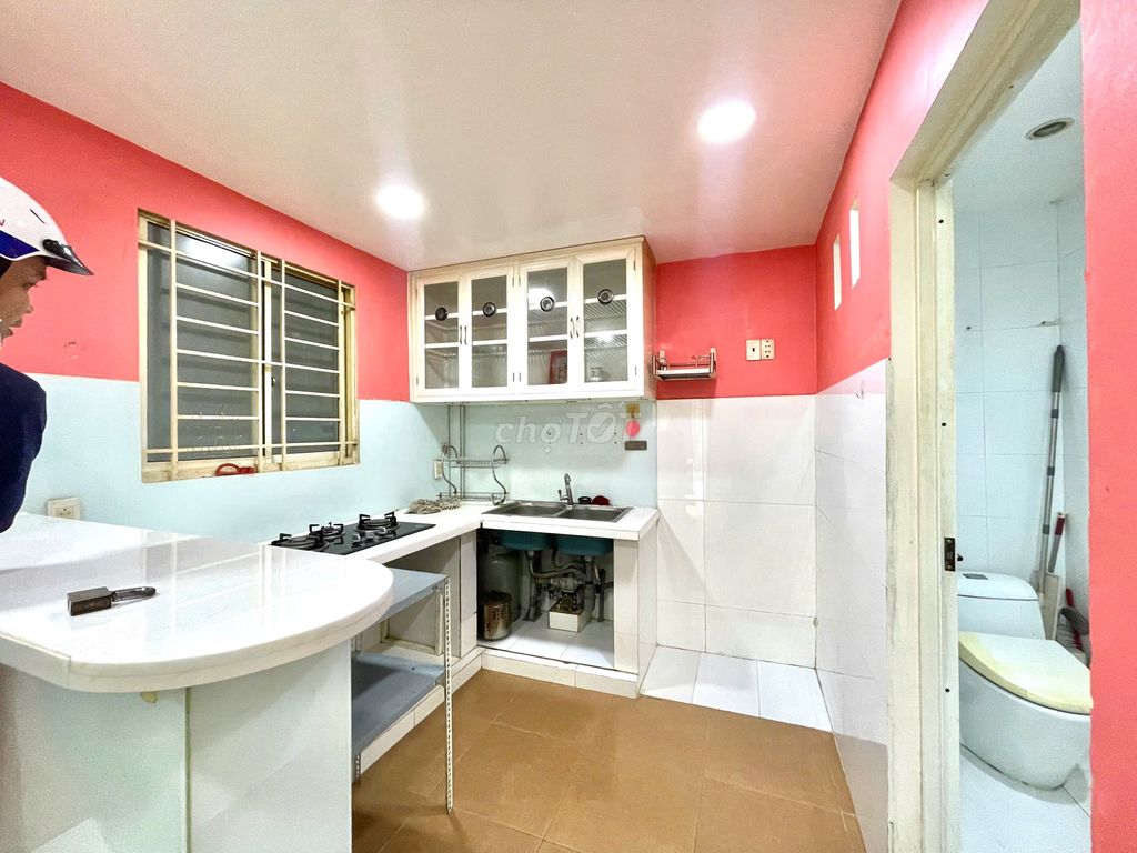 Modern 2-Bedroom Townhouse with Balcony and AC