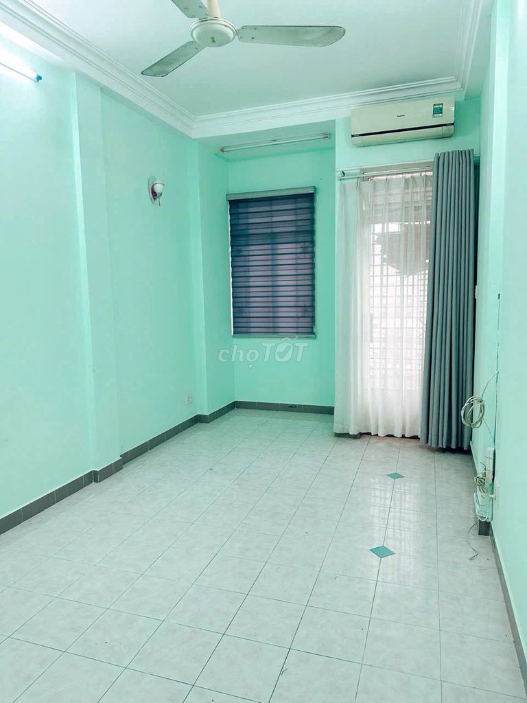 Modern 3BR Townhouse Near Market with Rooftop