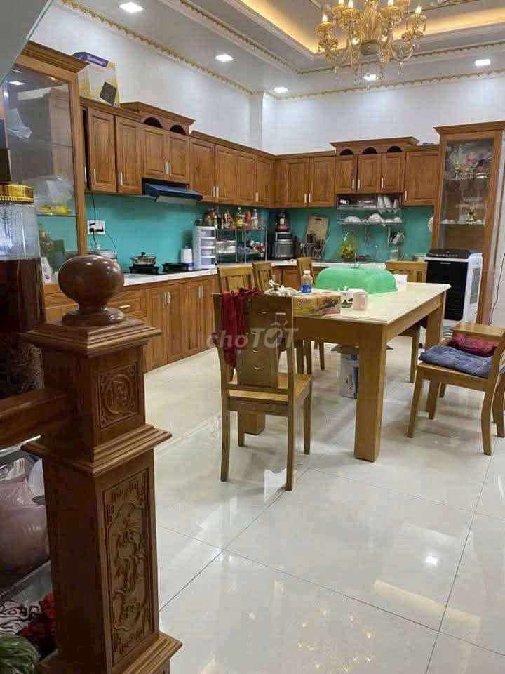 Spacious 4BR Office Building Near Market