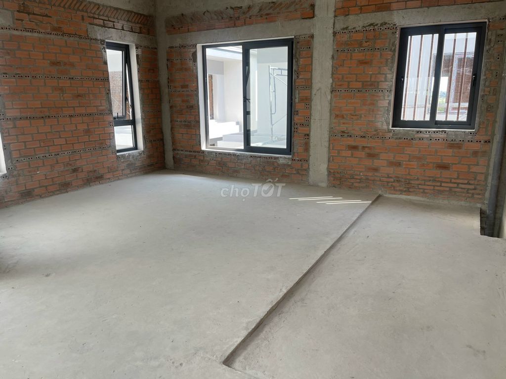 Spacious 250m² Raw House for Warehouse in Dong Tang Long