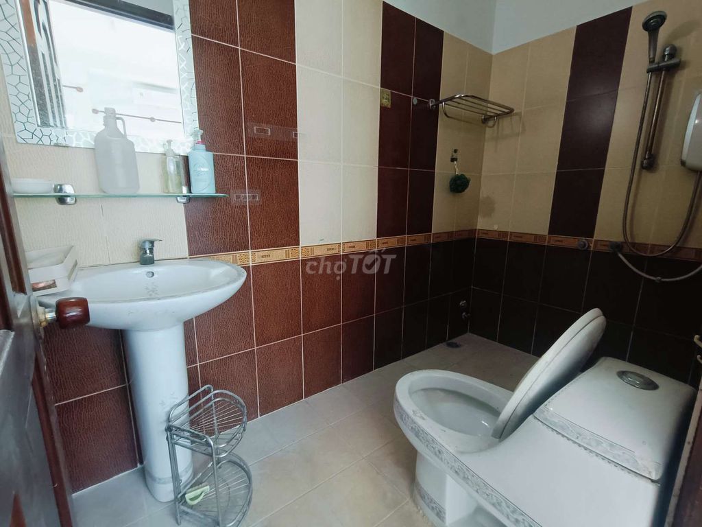 5-Bedroom Townhouse Near Universities and Hospital
