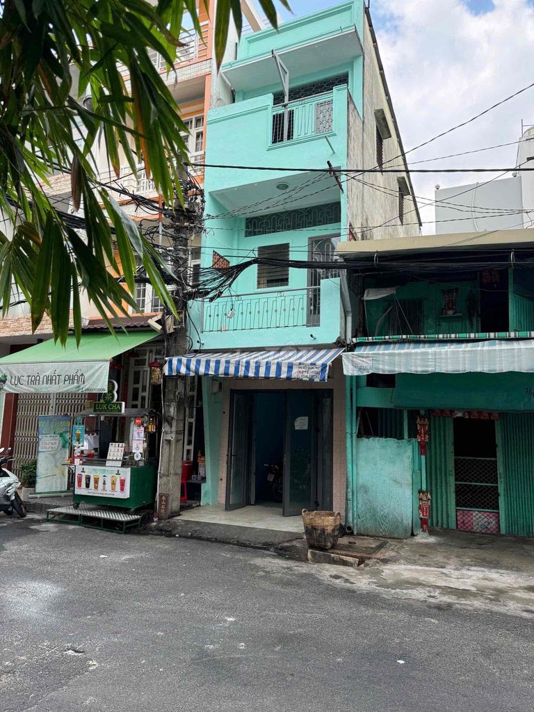 3-Story Townhouse Near Market with Car Access