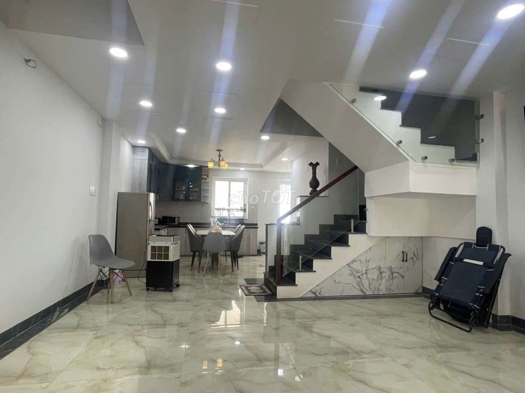 Modern 4-Bedroom Townhouse with Full Furnishings