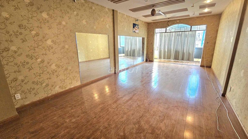 Large 7-Bedroom Townhouse with Commercial Potential