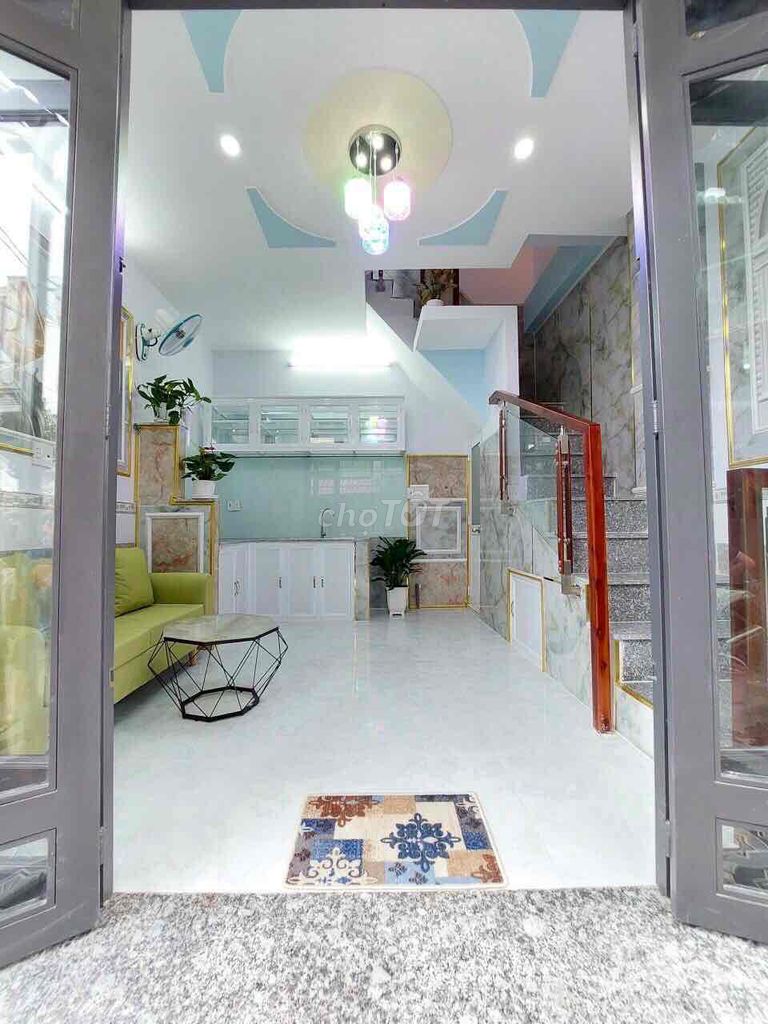 Modern 2-Bedroom Townhouse Near Market