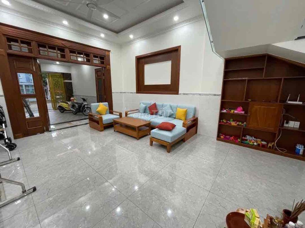 Modern 3-Bedroom House with Parking in Di An