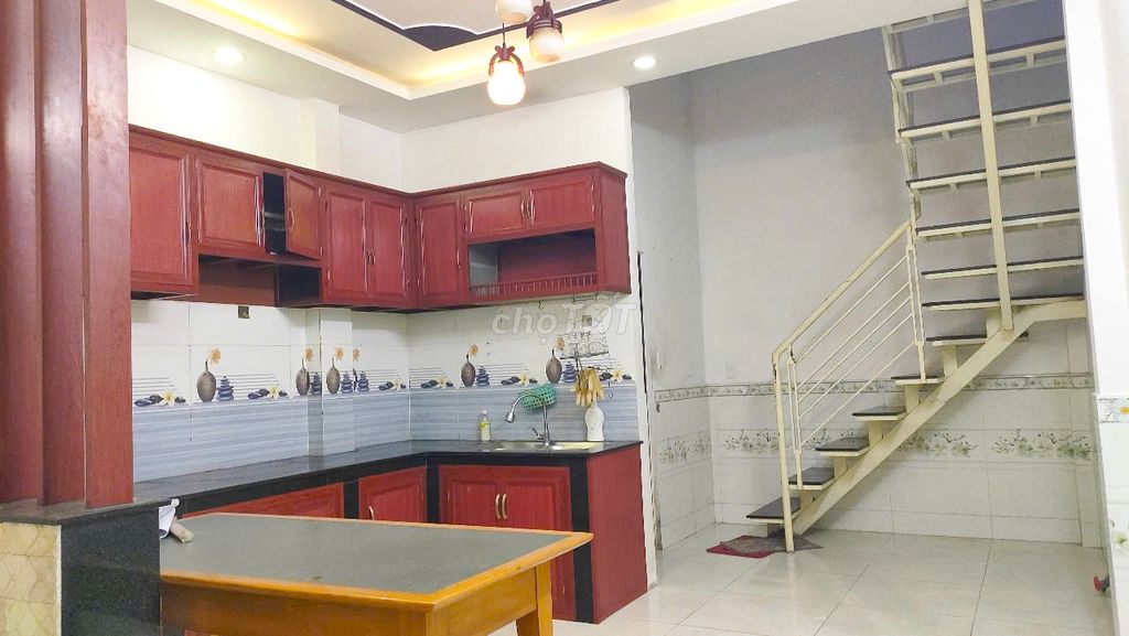 Modern Two-Bedroom Townhouse Near Market and Schools
