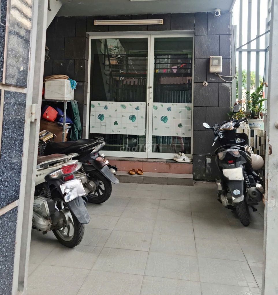 Spacious 2-Bedroom House with Front Yard