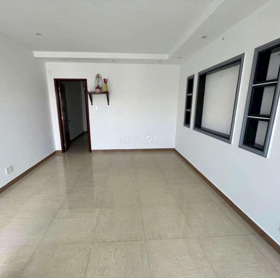 Modern 6BR Townhouse Near Dam Sen Park