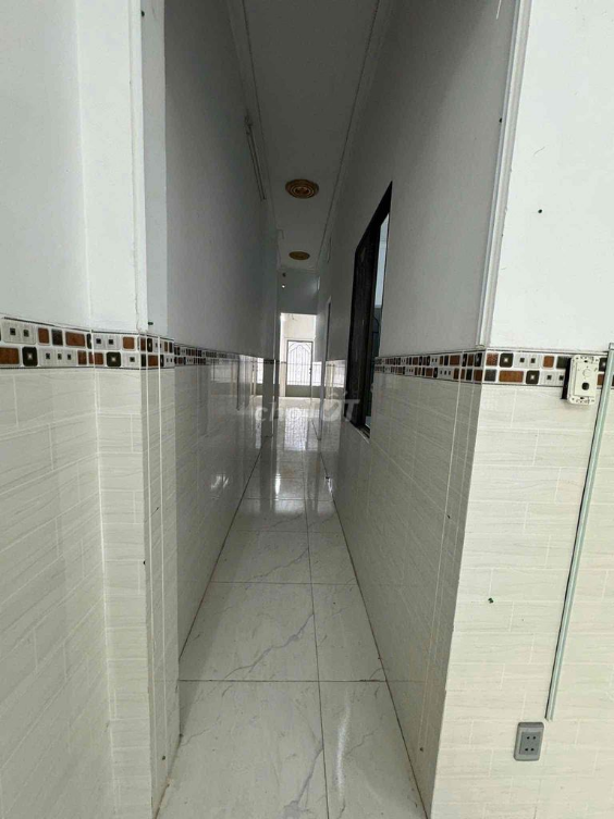 Spacious Front Street House in Q12 with Wide Yard