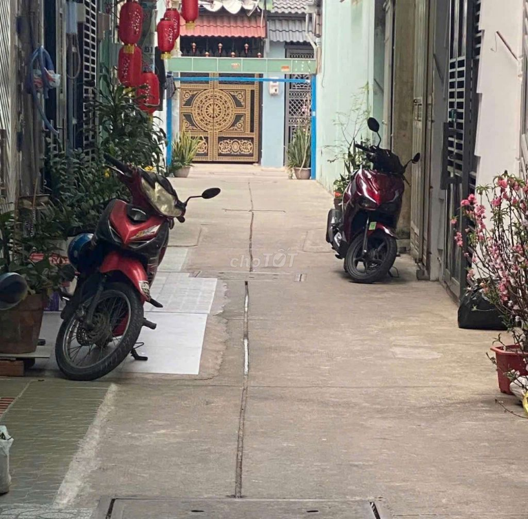 Narrow Alley House in Quiet Residential Area