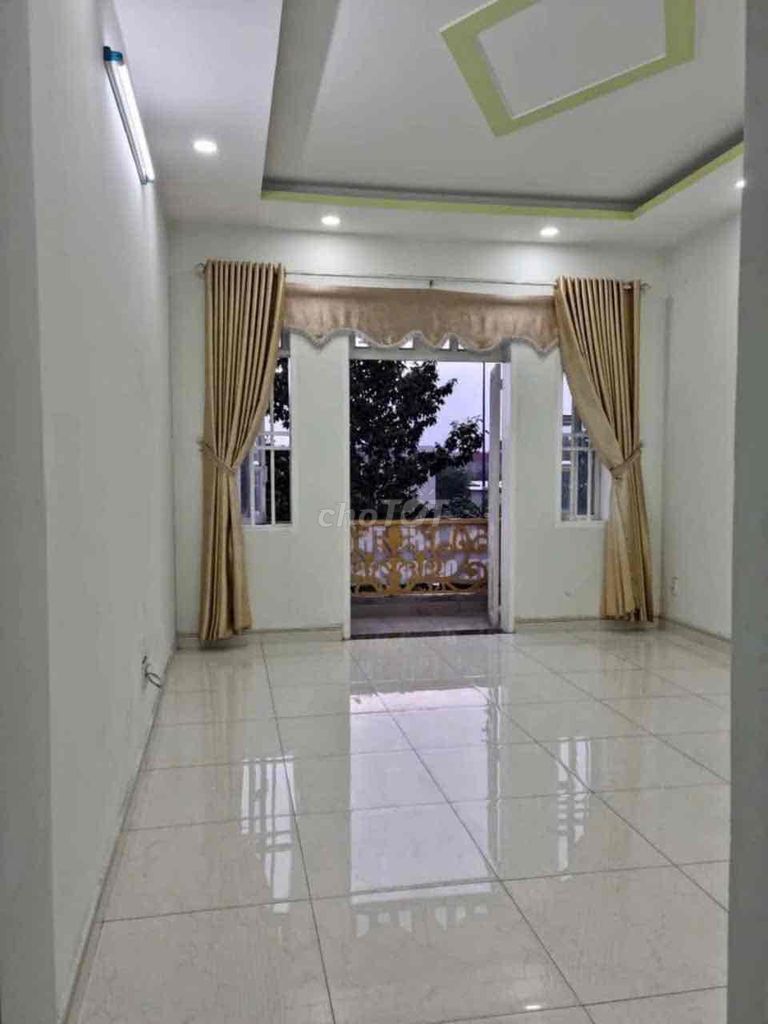 Modern 4-Bedroom Townhouse Near Di An Center