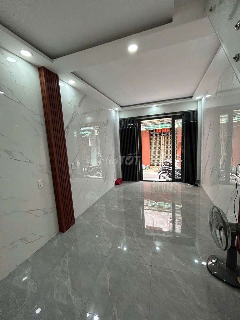 Modern 2BR Townhouse with Balcony in District 11