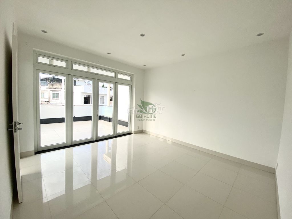 Spacious 6-Bedroom Villa with Garden and Parking