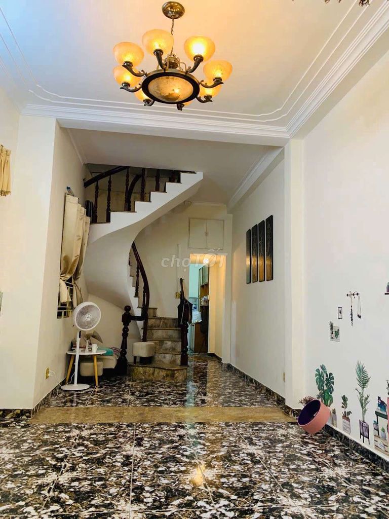 Spacious Ground Floor with Private Kitchen and Garden
